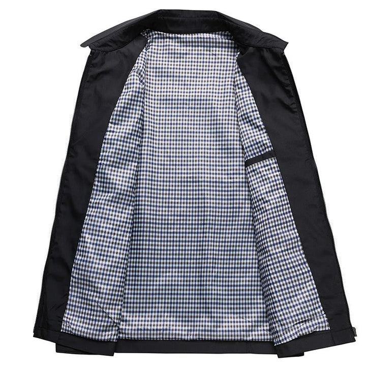Schwarze Herrenjacke Lars mit Reißverschluss, Umlegekragen und stilvollem kariertem Innenfutter für einen gepflegten Look.
