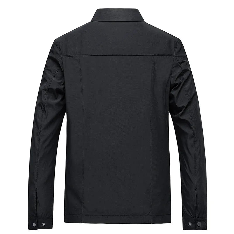 Schwarze Lars Herrenjacke mit Umlegekragen, strukturiertem Material und geradem Saum in eleganter Übergangs-Optik.