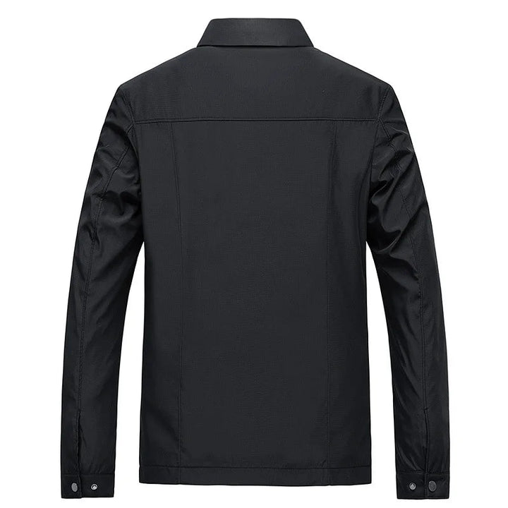 Schwarze Lars Herrenjacke mit Umlegekragen, strukturiertem Material und geradem Saum in eleganter Übergangs-Optik.