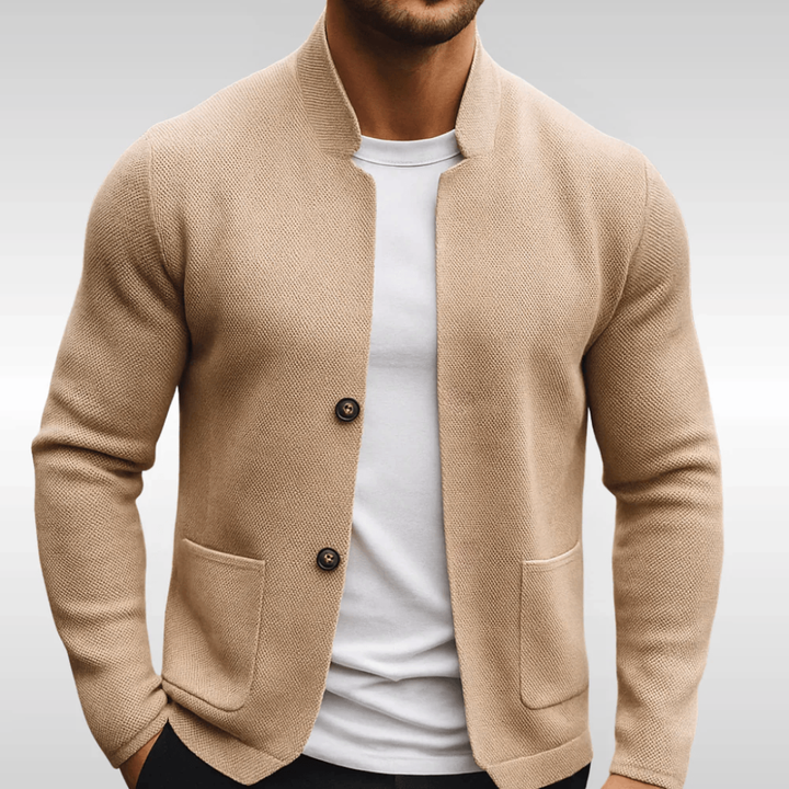 Beigefarbene Herren-Strickweste mit Stehkragen, Knopfleiste und aufgesetzten Taschen in strukturierter Optik.