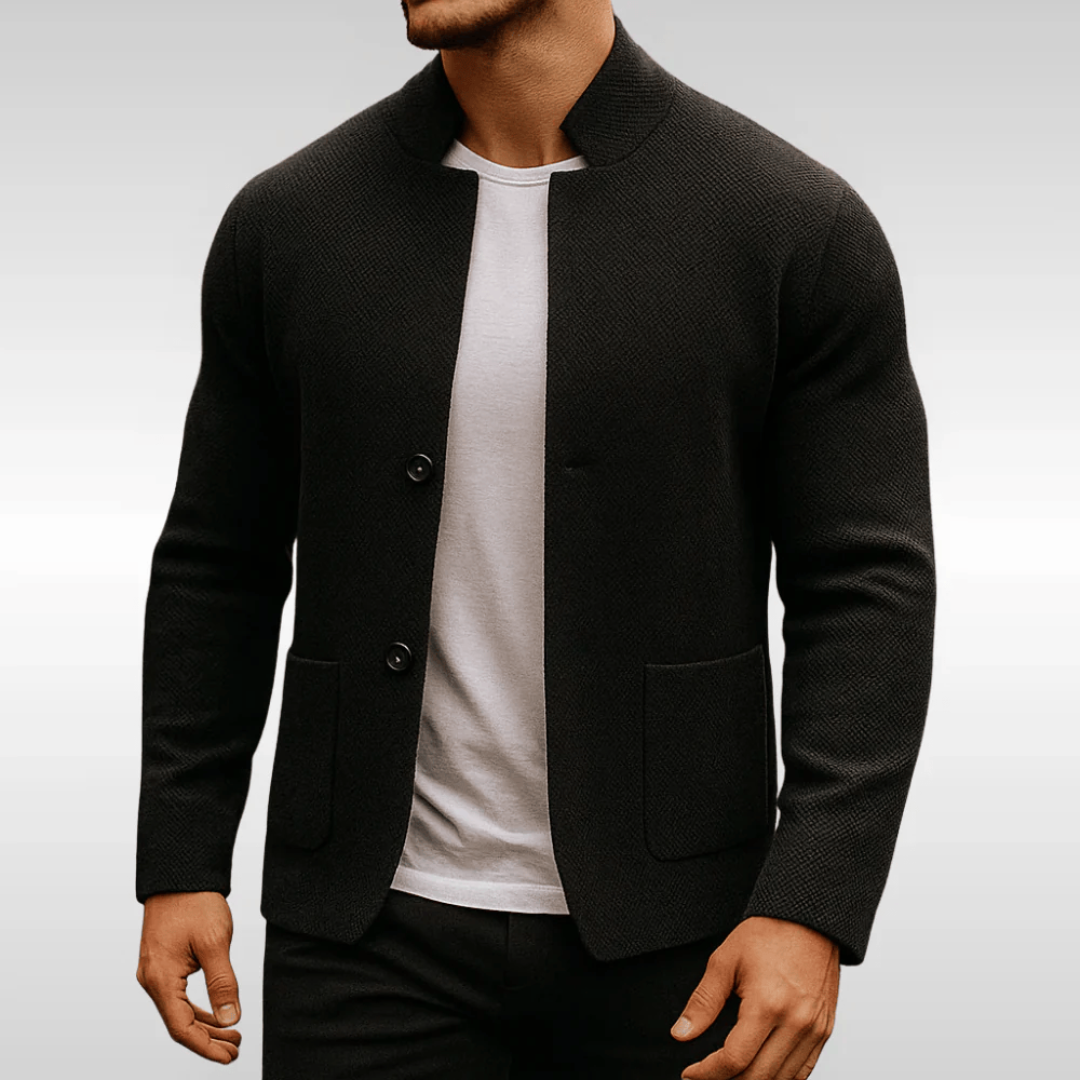 Schwarze Herren-Strickweste mit Stehkragen, Knopfleiste und aufgesetzten Taschen in strukturierter Optik.