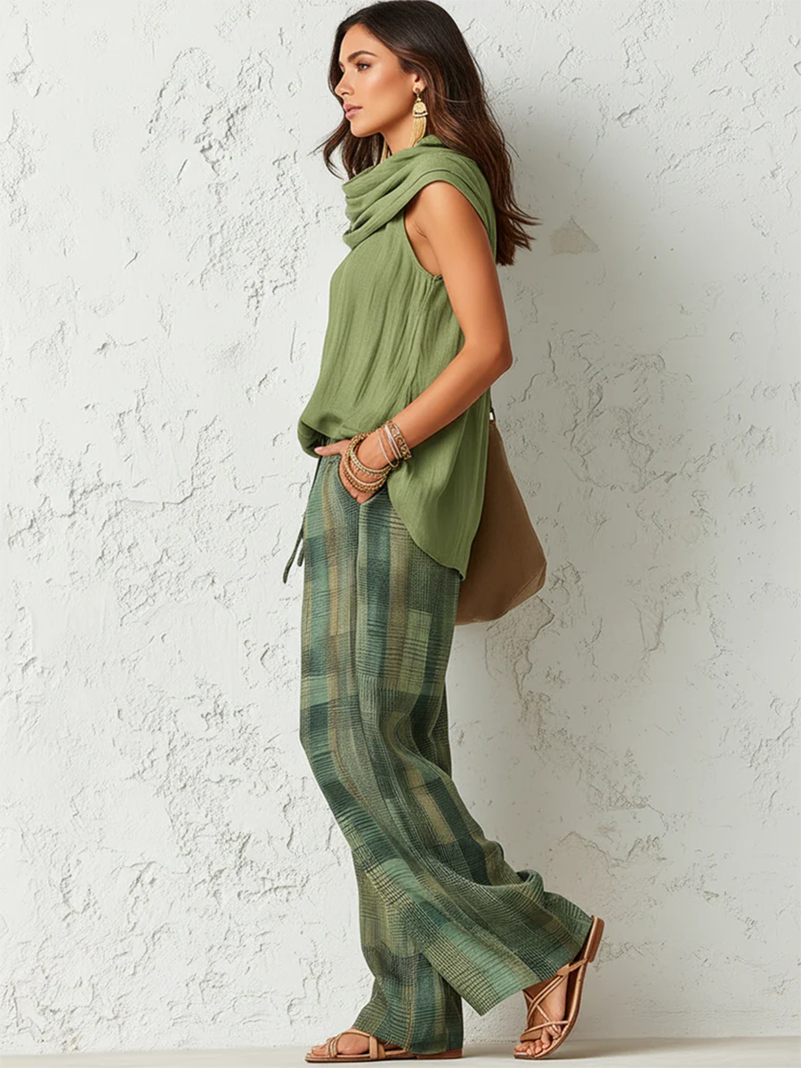 Grünes Laura Boho-Set mit ärmelloser Bluse und karierter, weit geschnittener Hose.