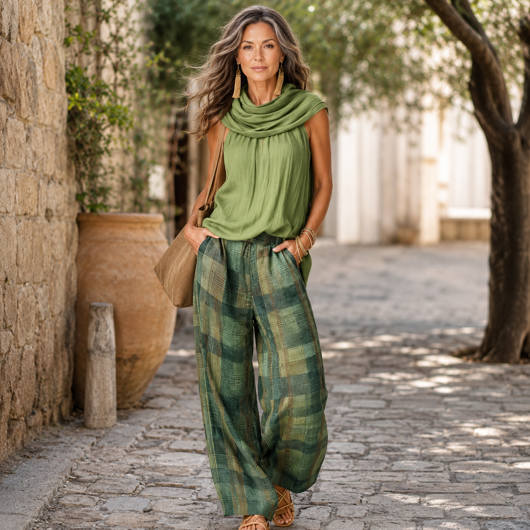 Grünes Laura Boho-Set mit ärmelloser Bluse und karierter, weit geschnittener Hose.