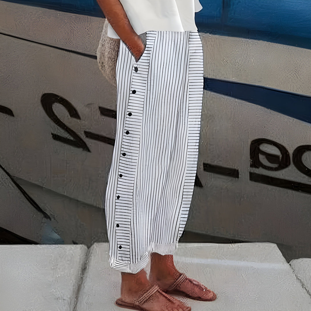 Laura Damen Leinen Hose: Weiße, gestreifte Leinenhose mit seitlichen Knöpfen und elastischem Bund für entspannte Tage.