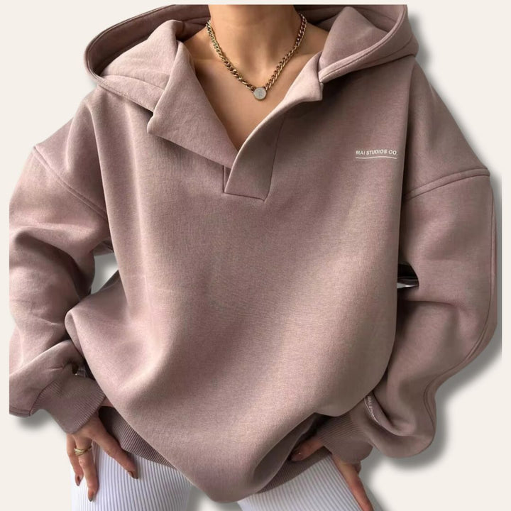 Altrosa Oversized-Hoodie mit V-Ausschnitt, Kapuze, überschnittenen Schultern und dezentem Brust-Print.