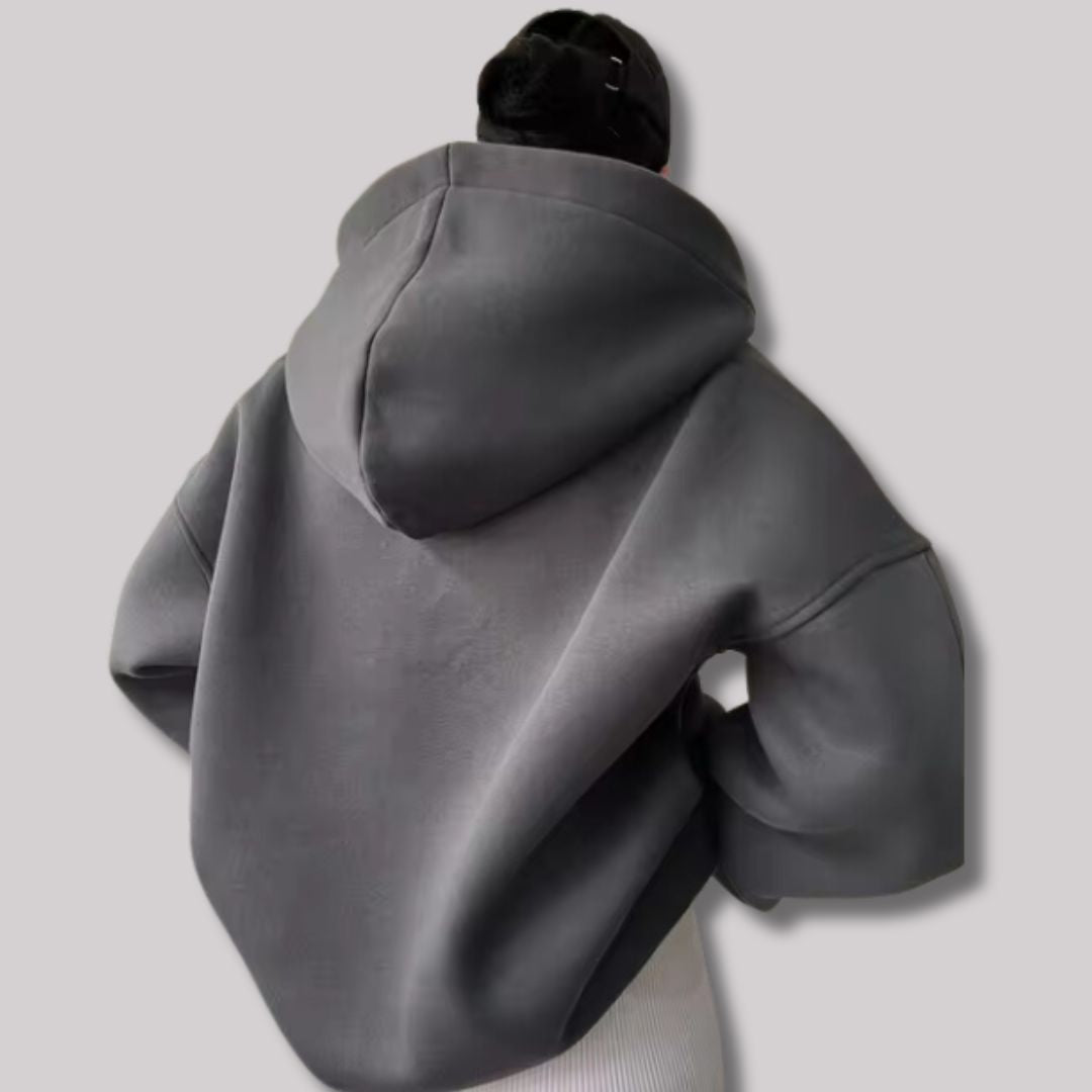 Dunkelgrauer Oversized-Hoodie mit Kapuze, überschnittenen Schultern und weiter Passform in moderner, cleaner Optik.