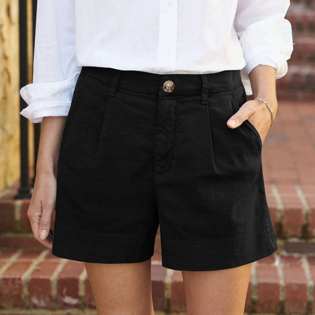 Damen Lea kurze Hose in Schwarz mit schmaler Passform, dehnbarem Griff und praktischen Seitentaschen.
