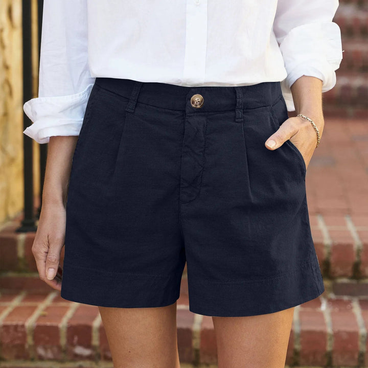 Damen Lea kurze Hose in Marineblau mit Seitentaschen und Knopfverschluss.