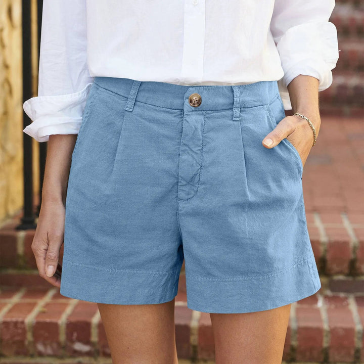 Damen Lea Kurze Hose in Hellblau mit schmaler Passform, dehnbarem Griff und praktischen Seitentaschen.
