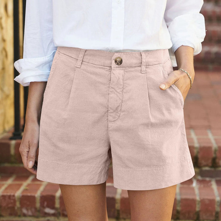 Lea Damen Kurze Hose in zartem Rosa mit praktischen Seitentaschen und Knopfverschluss, ideal für den Sommer.