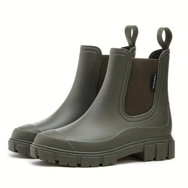 Olivgrüne wasserdichte Damen Chelsea Boots mit elastischen Einsätzen, Zuglaschen und robuster Profilsohle.