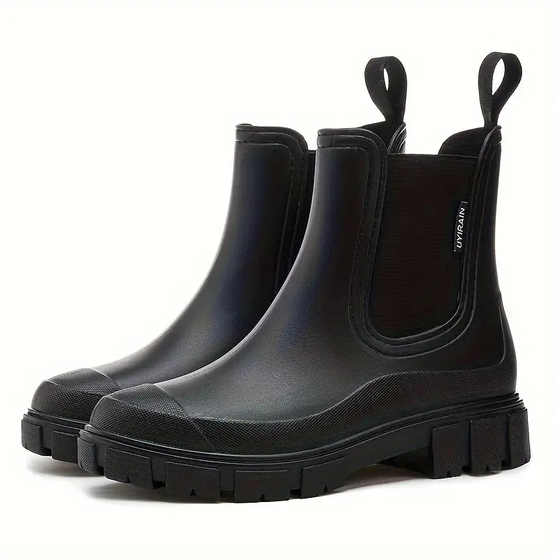 Schwarze, wasserdichte Lea Chelsea Boots mit elastischen Einsätzen, Zuglaschen und robuster Profilsohle auf weißem Grund.
