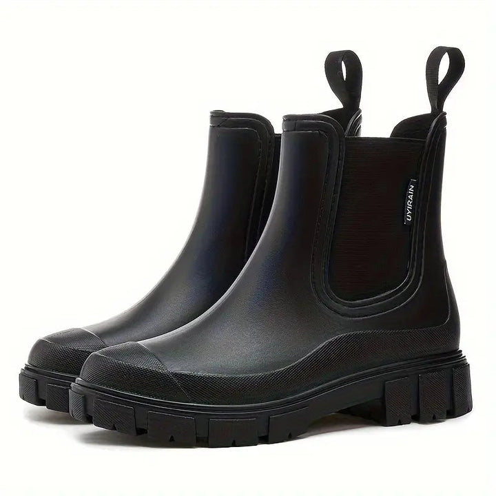 Schwarze, wasserdichte Lea Chelsea Boots mit elastischen Einsätzen, Zuglaschen und robuster Profilsohle auf weißem Grund.
