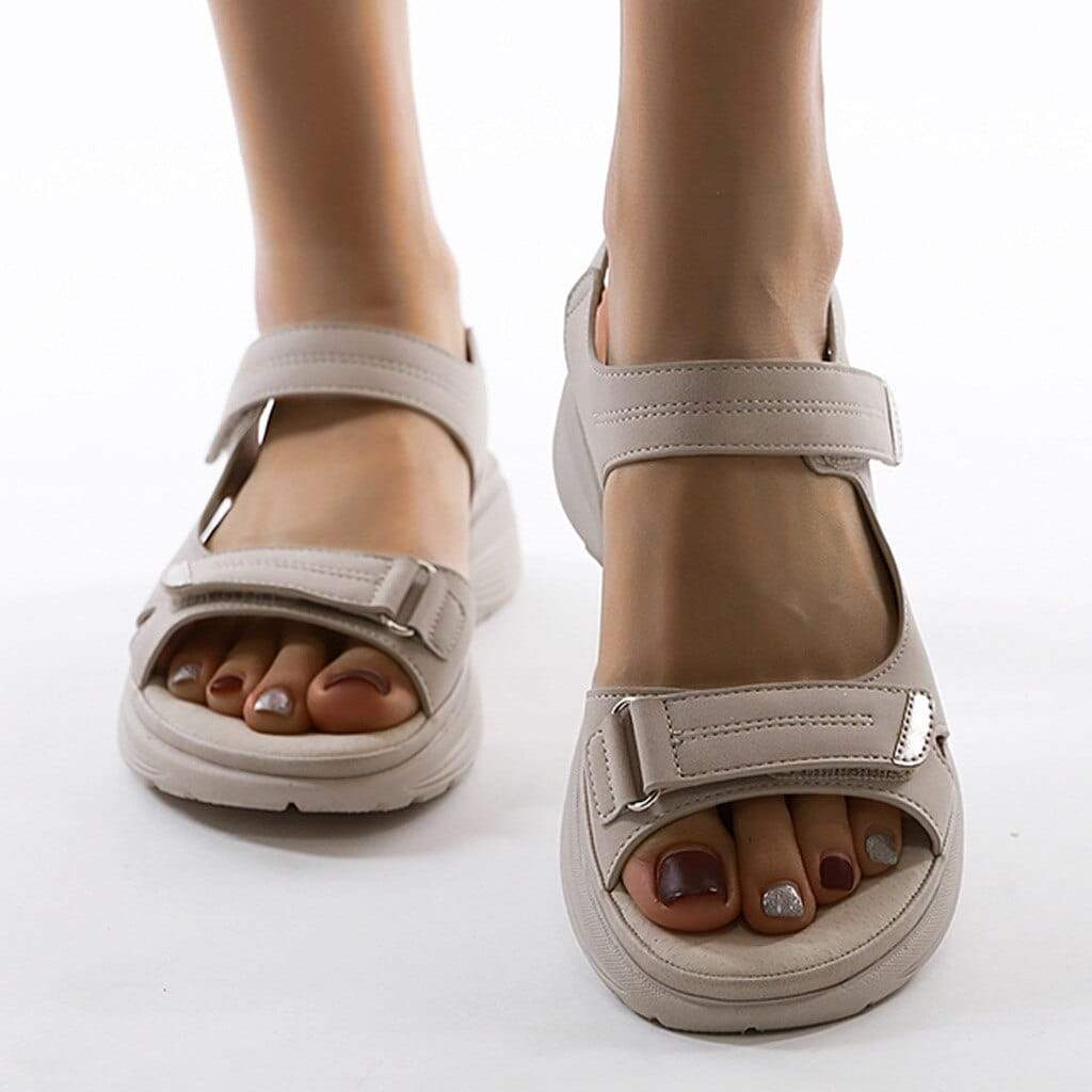 Beigefarbene Damen-Sandalen mit Doppelriemen, Klettverschluss und flexibler Sohle für einen sicheren Halt im Sommer.