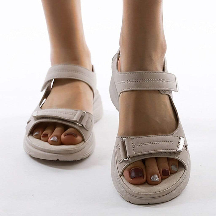 Beigefarbene Damen-Sandalen mit Doppelriemen, Klettverschluss und flexibler Sohle für einen sicheren Halt im Sommer.