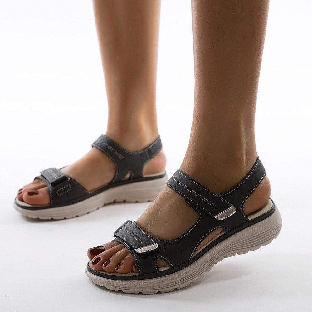 Schwarze Damen-Sandalen Lena mit verstellbaren Klett-Doppelriemen und bequemer, heller Profilsohle.