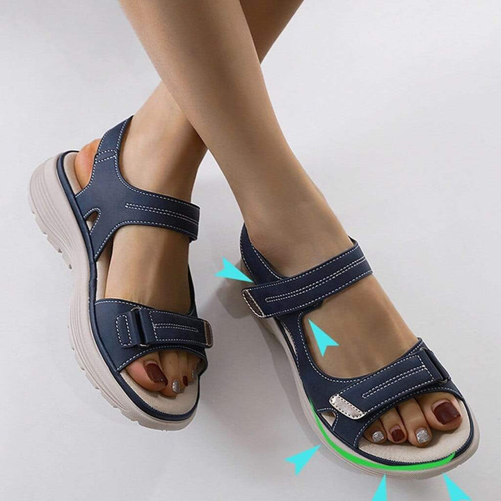 Dunkelblaue Damen-Sandalen mit verstellbaren Klett-Doppelriemen und bequemer, heller Profilsohle für optimalen Halt.