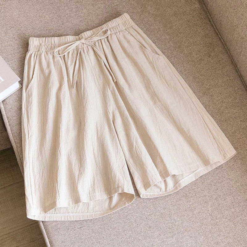 Lena Damen Leinen Sommer Kurze Hose in Beige mit Kordelzug und Seitentaschen.