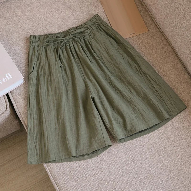Lena Damen Leinen Sommer Kurze Hose in Olivgrün mit Kordelzug und Seitentaschen.