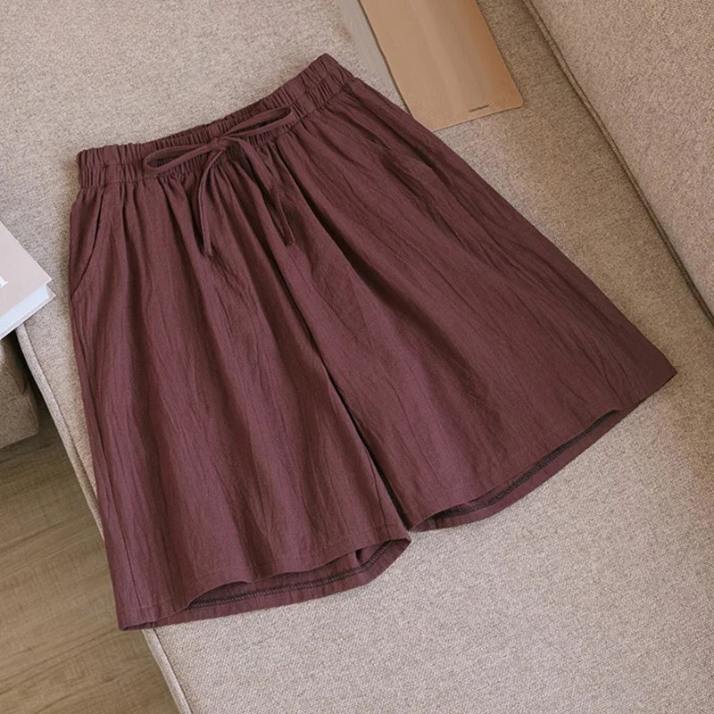 Lena Damen Leinen Sommer Kurze Hose in Dunkelrot mit Kordelzug und Seitentaschen.