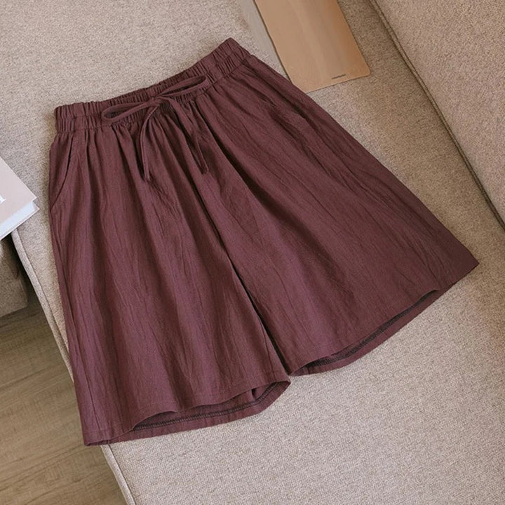 Lena Damen Leinen Sommer Kurze Hose in Dunkelrot mit Kordelzug und Seitentaschen.