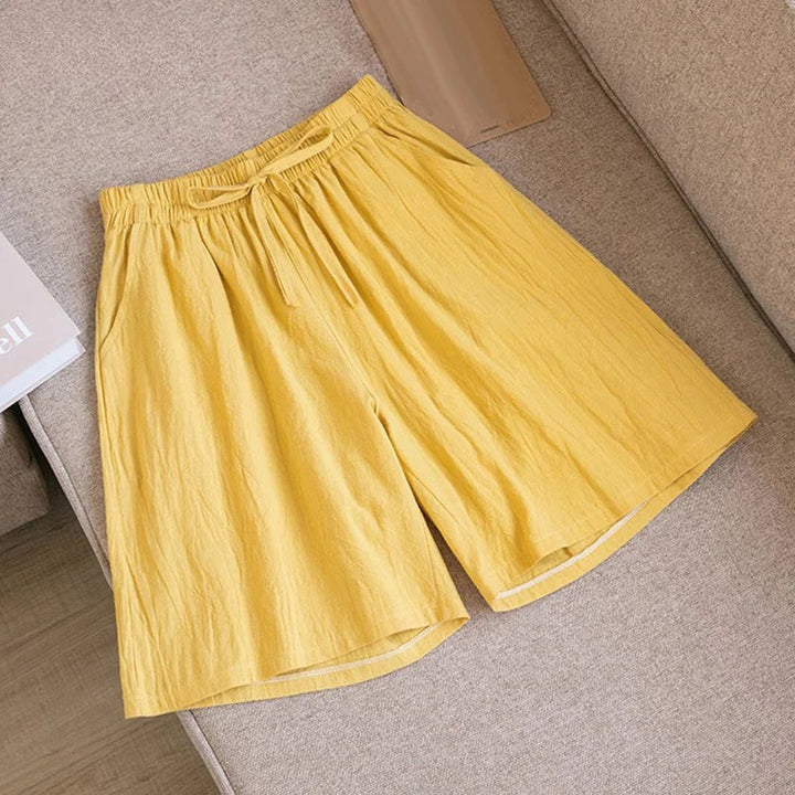 Lena Damen Leinen Sommer Kurze Hose in leuchtendem Gelb, mit Kordelzug und praktischen Seitentaschen.