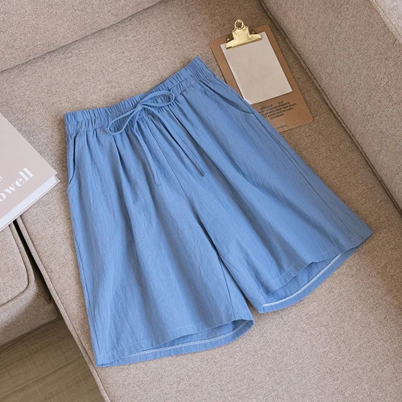 Blaue Lena Damen Leinen Bermuda Shorts mit Kordelzug und Seitentaschen für entspannten Sommer-Komfort.