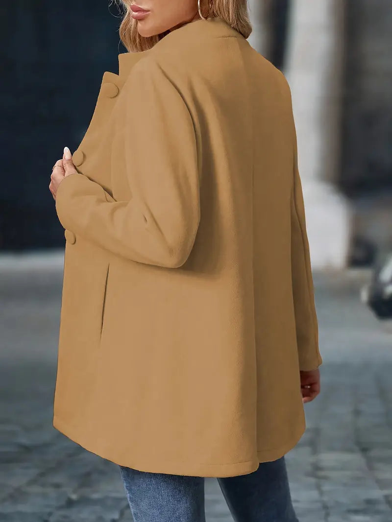 Beiger Damenmantel mit Stehkragen, Knopfleiste und tailliertem Schnitt für einen eleganten Look.