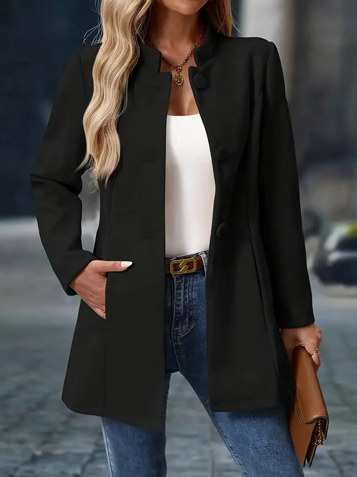 Schwarzer, taillierter Damenmantel mit Stehkragen, Knopfleiste und Seitentaschen für einen eleganten Look.