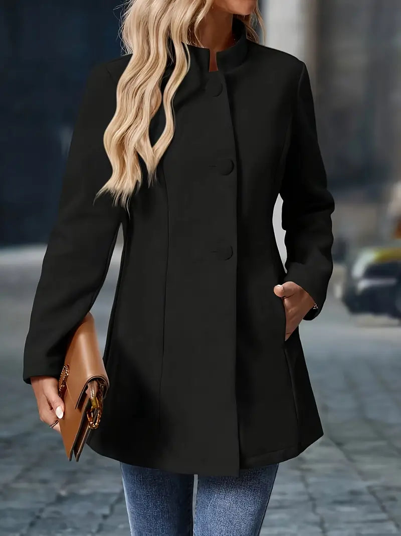 Schwarzer, taillierter Damenmantel mit Stehkragen, Knopfleiste und Seitentaschen für einen eleganten Look.