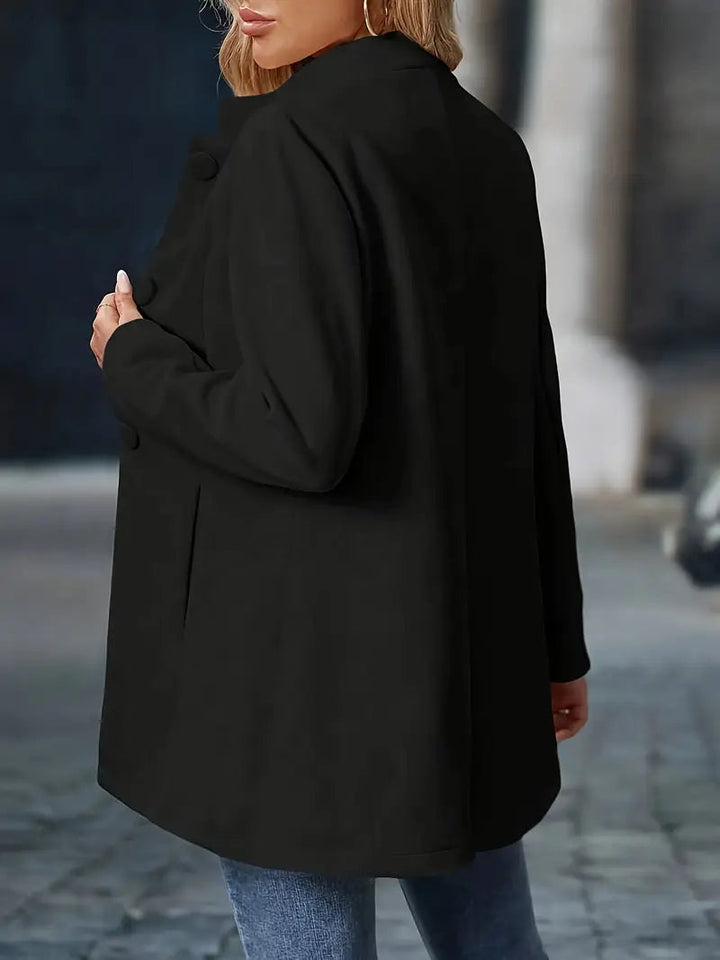 Schwarzer, taillierter Damenmantel mit Stehkragen, Knopfleiste und Seitentaschen für einen eleganten Look.