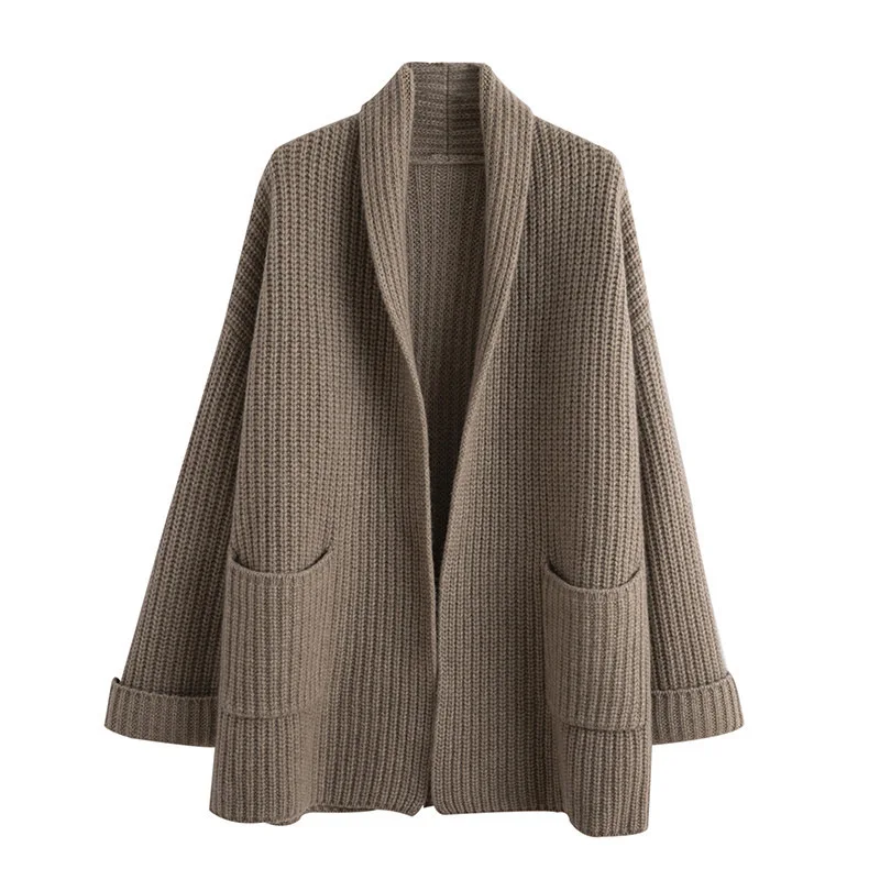 Lange, braune Damen-Strickjacke aus weichem Grobstrick mit elegantem Schalkragen und praktischen Seitentaschen.