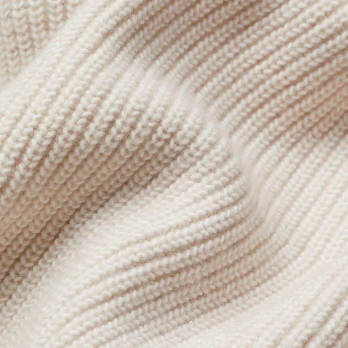 Beige Damen Strickjacke aus weichem, hochwertigem Grobstrick mit eleganter Rippenstruktur für kuschelige Wärme.