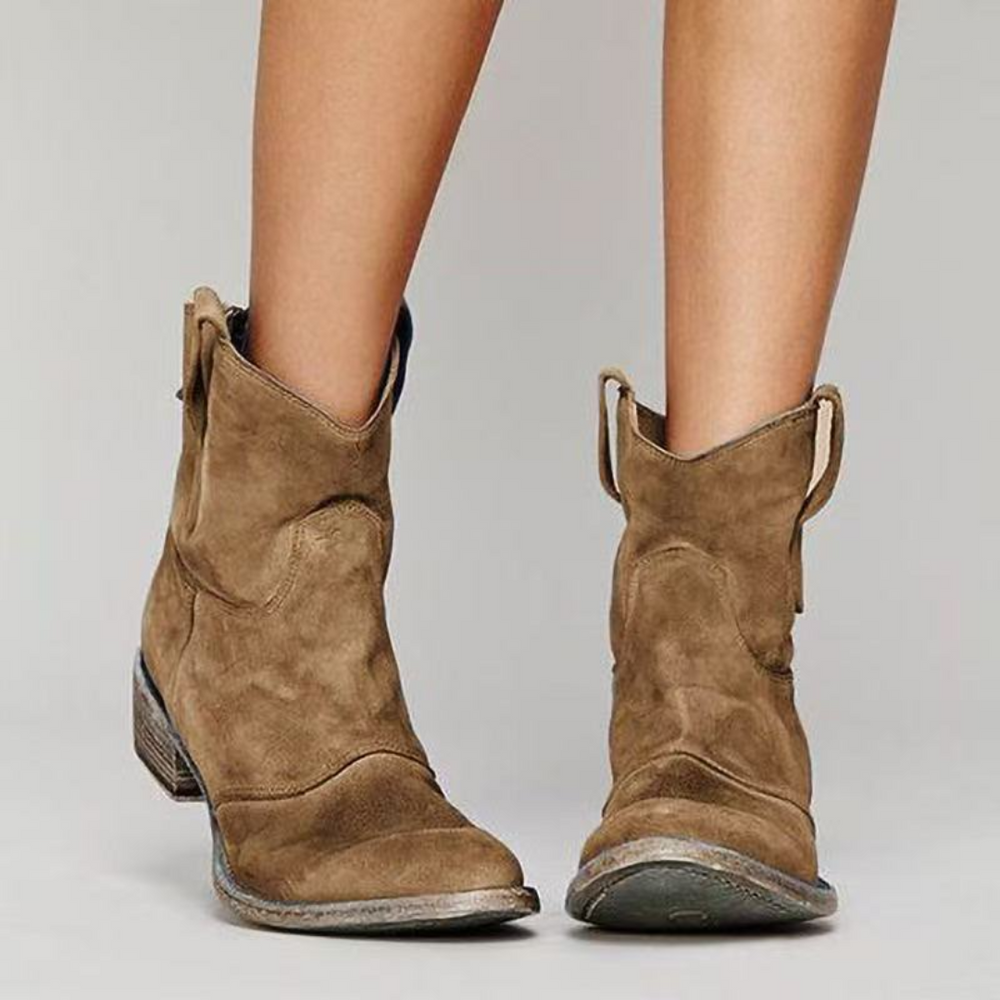 Braune Damen-Western-Stiefeletten in Wildleder-Optik mit Blockabsatz, Used-Look und praktischen Anziehlaschen.