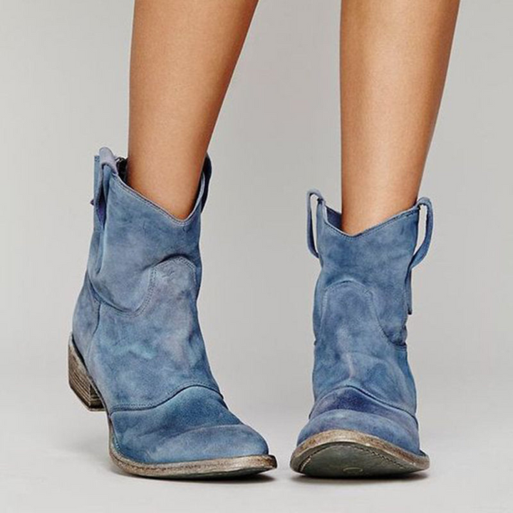 Blaue Damen-Western-Stiefeletten in Wildleder-Optik mit Blockabsatz, Used-Look und praktischen Anziehlaschen.