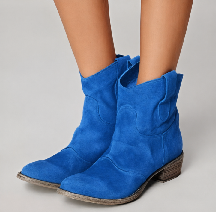 Blaue Damen-Western-Stiefeletten in Wildleder-Optik mit niedrigem Blockabsatz und praktischen Anziehlaschen.
