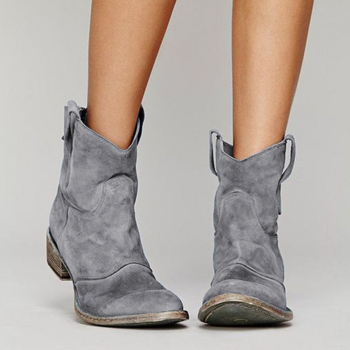 Graue Damen-Western-Stiefeletten in Wildleder-Optik mit Blockabsatz und praktischen Anziehlaschen.