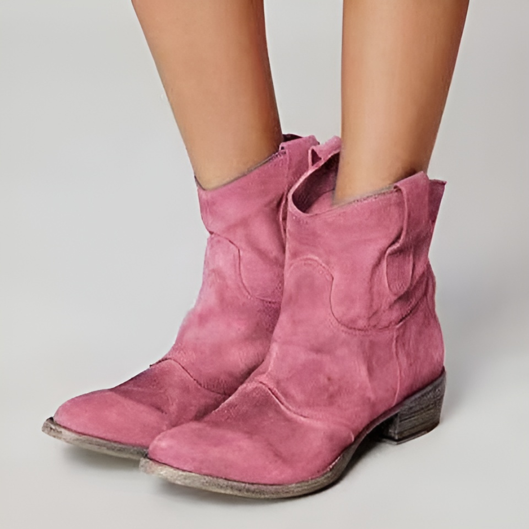 Rosa Damen-Stiefeletten im Western-Stil aus weicher Wildleder-Optik mit niedrigem Blockabsatz und Anziehlaschen.