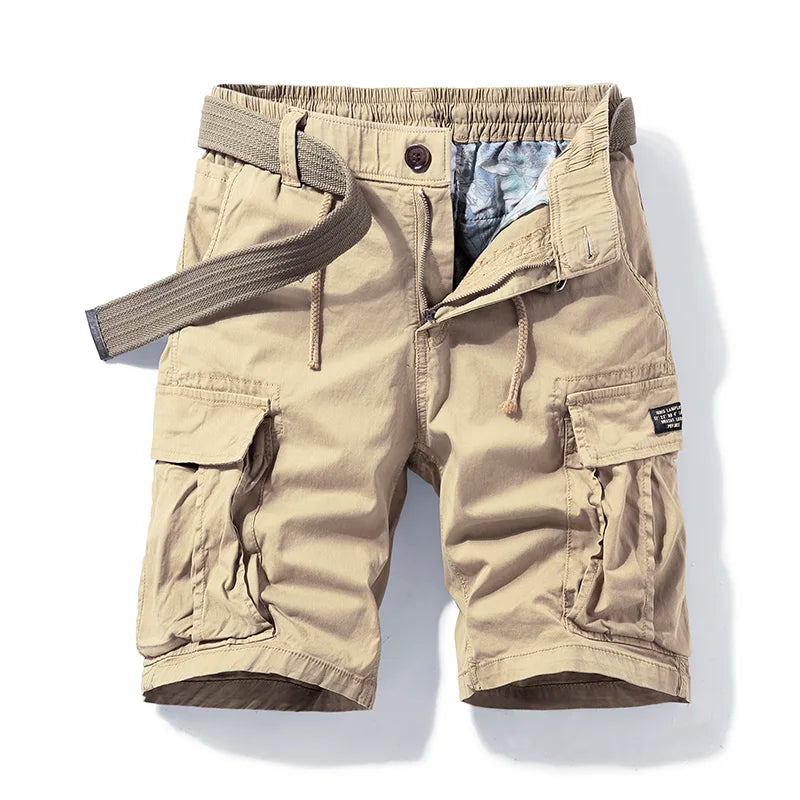 Beigefarbene Herren-Cargoshorts mit Kordelzug, Gürtel und aufgesetzten Seitentaschen im lässigen Utility-Stil.