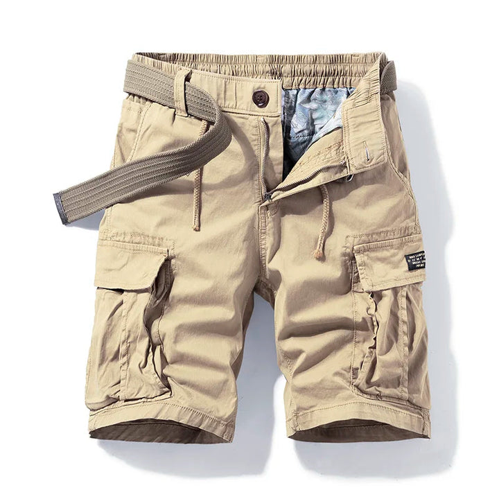 Beigefarbene Herren-Cargoshorts mit Kordelzug, Gürtel und aufgesetzten Seitentaschen im lässigen Utility-Stil.
