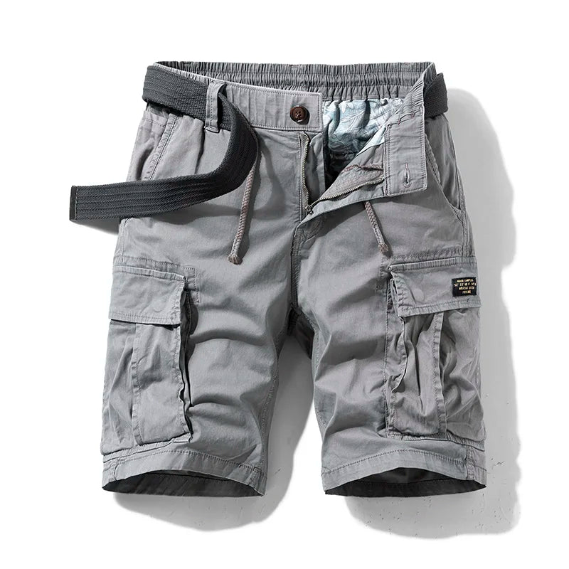 Graue Herren-Cargoshorts mit Kordelzug, Seitentaschen, Reißverschluss und beiliegendem Stoffgürtel.