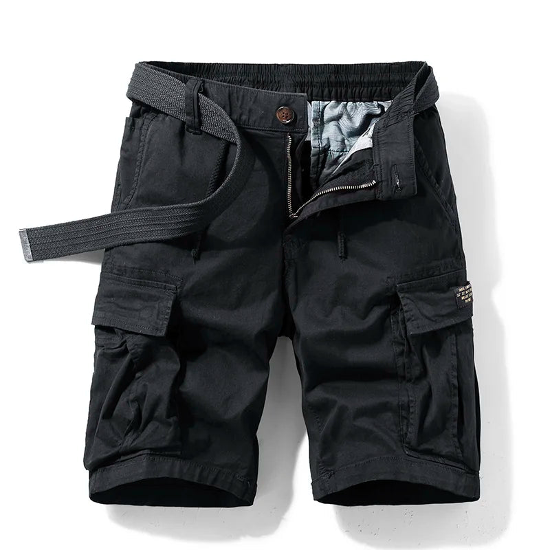 Schwarze Herren-Cargoshorts mit Kordelzug, Gürtel und praktischen Seitentaschen im lässigen Utility-Stil.