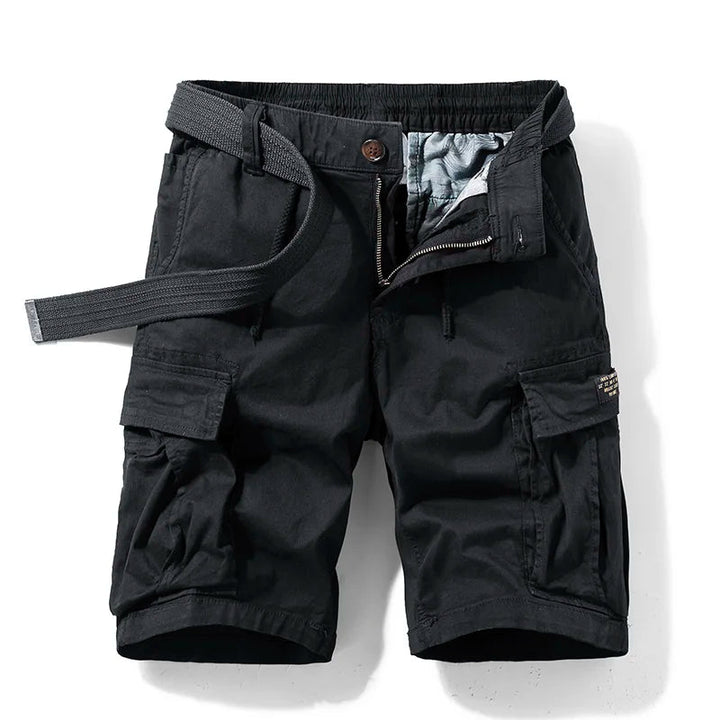 Schwarze Herren-Cargoshorts mit Kordelzug, Gürtel und praktischen Seitentaschen im lässigen Utility-Stil.