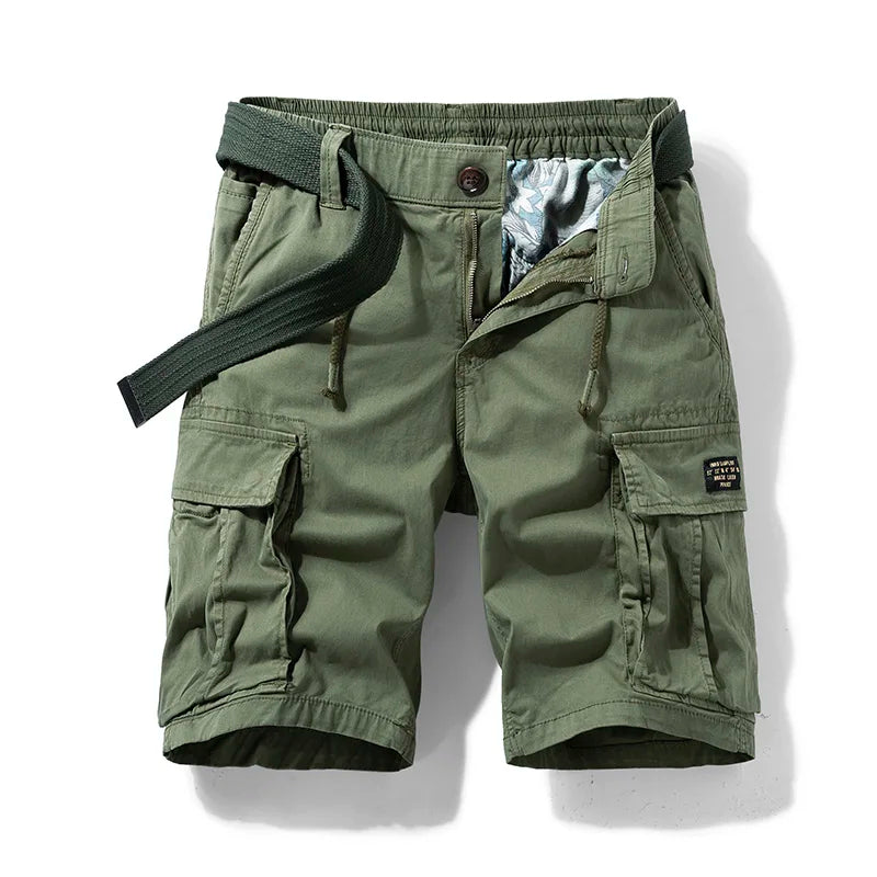 Olivgrüne Herren-Cargoshorts mit Kordelzug, aufgesetzten Seitentaschen, Gürtel und Knopfverschluss im lässigen Utility-Stil.