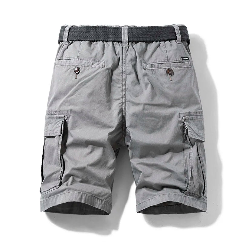 Graue Herren-Cargoshorts mit Seitentaschen, geknöpften Gesäßtaschen und einem dunklen Stoffgürtel.