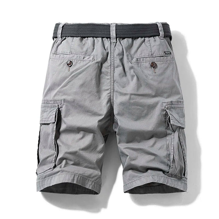 Graue Herren-Cargoshorts mit Seitentaschen, geknöpften Gesäßtaschen und einem dunklen Stoffgürtel.