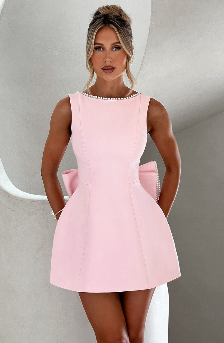 Ärmelloses Leonie Minikleid in Rosa mit Perlen-Ausschnitt und großer Schleife hinten.