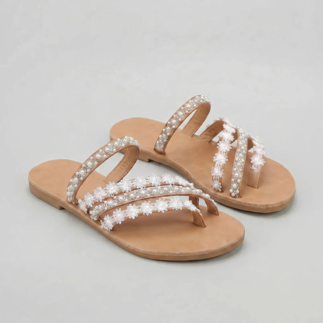 Lily Damen Perlen-Slide-Sandalen mit floralen Riemenakzenten und flacher Sohle für sommerlichen Chic.