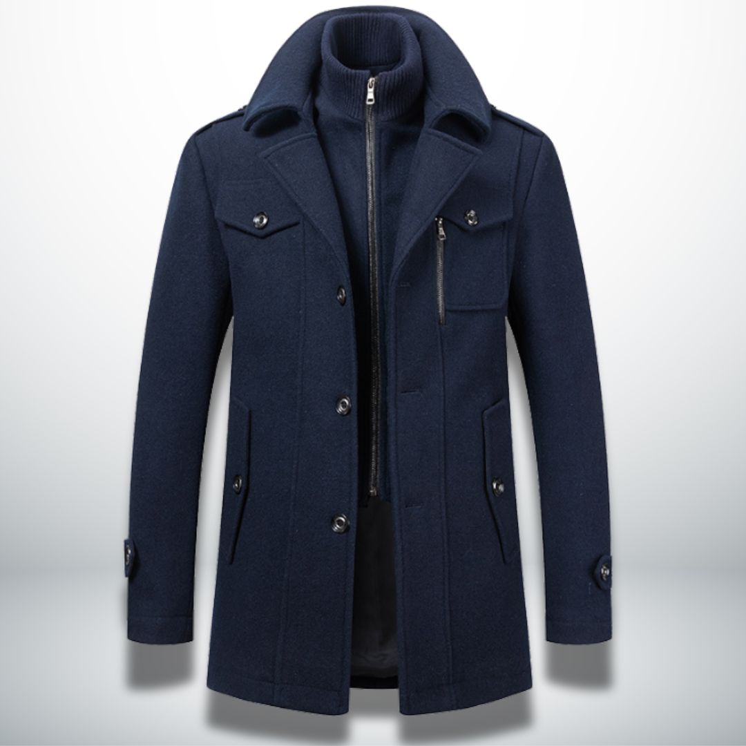 Dunkelblauer Herren-Wollmantel mit Doppelkragen, Reißverschluss, Knopfleiste und Brusttasche im smarten Casual-Stil.