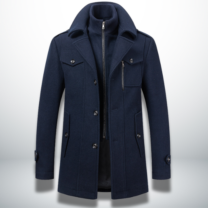 Dunkelblauer Herren-Wollmantel mit Doppelkragen, Reißverschluss, Knopfleiste und Brusttasche im smarten Casual-Stil.